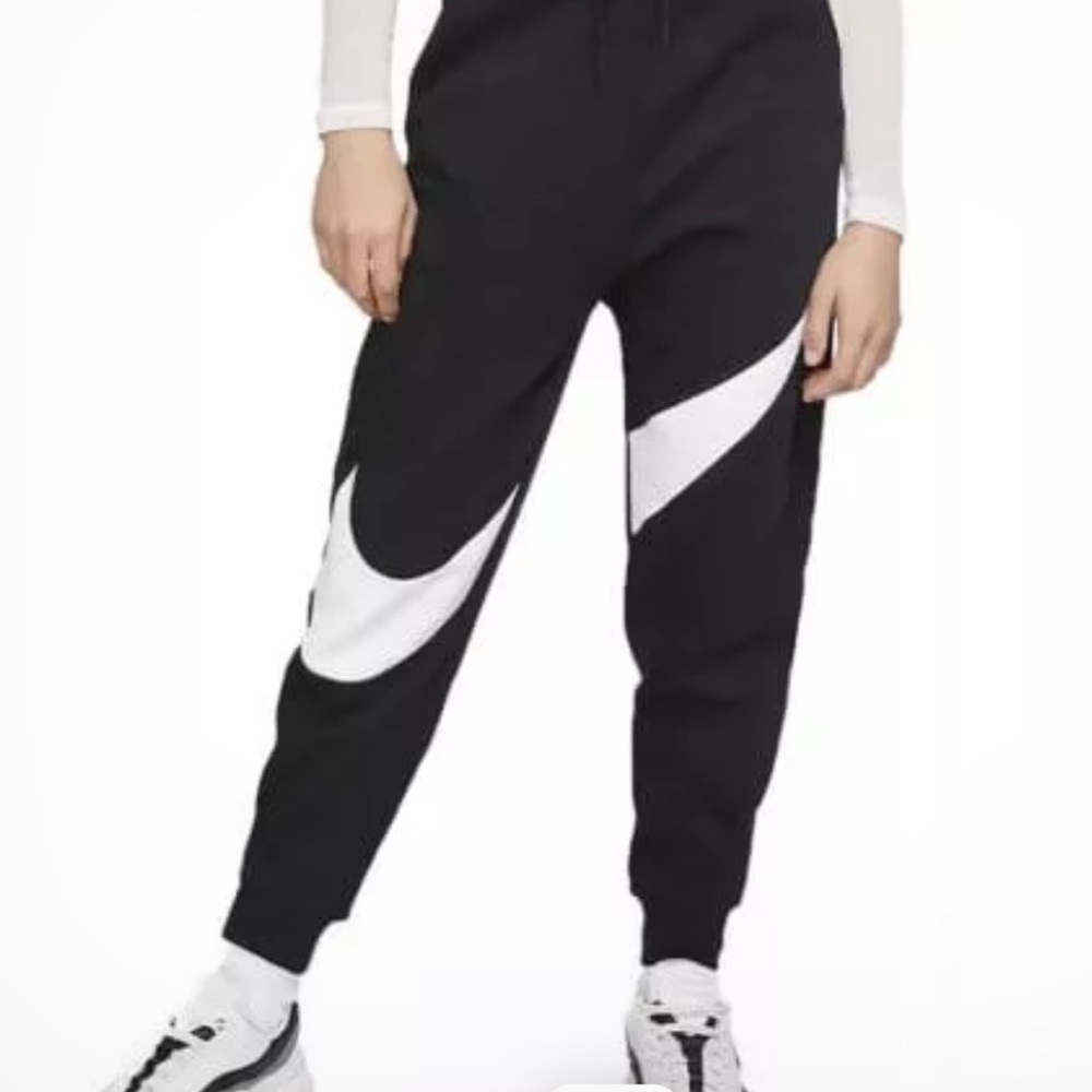 Women’s Nike Black and White Joggers New without tags.